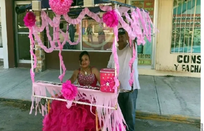 Amoroso padre pasea a su hija en triciclo de raspados por sus 15 años