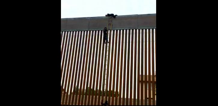 Mexicali: Cuatro "polleros" detenidos cuando hacían saltar muro a migrantes