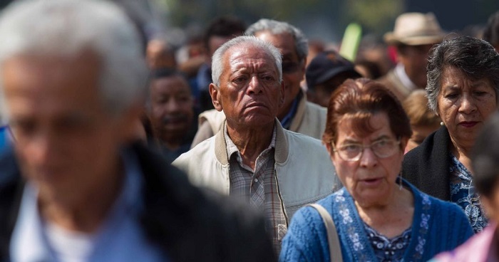 AMLO asegura pensión a adultos mayores: "Por ley, ricos, pobres, todos tendrán"