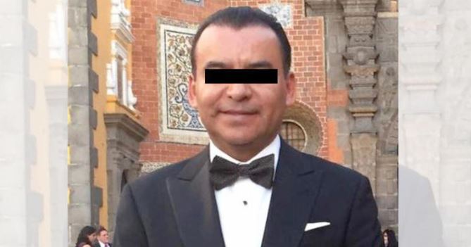 Ex diputado armado saca su "charola" para no ser detenido por golpear a su novia