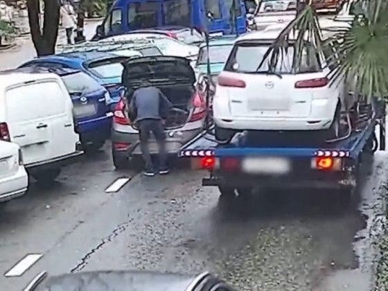 VIDEO: Hombre se salva de morir aplastado por coche que cayó de una grúa