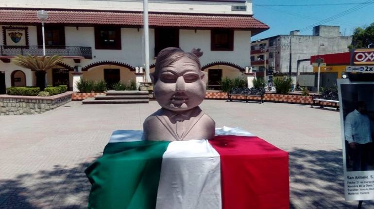Del creador del polémico busto de Benito Juárez... develan ahora en SLP el de AMLO