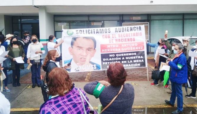 Extrabajadores del IMSS exigen a Hacienda pago de pensiones