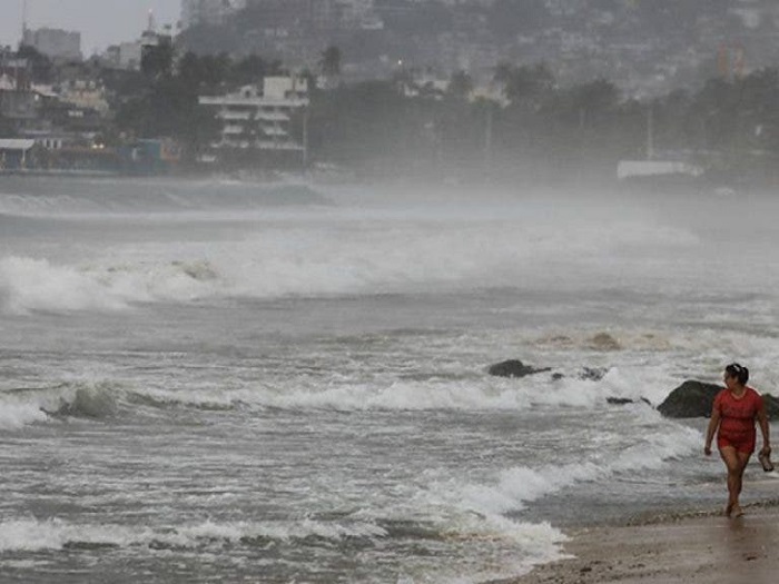 Oleaje por Huracán Genevieve deja dos fallecidos en Baja California Sur