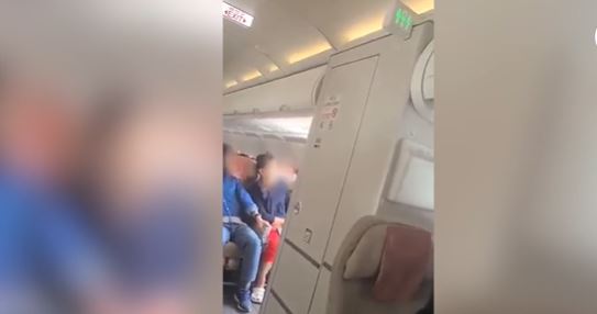 (VÍDEO) Pasajero de Asiana Airlines abre puertas de avión ¡En pleno vuelo!