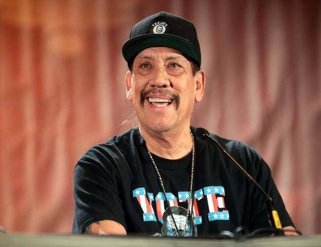 Danny Trejo 'Machete' salva a bebé atrapado en auto volcado