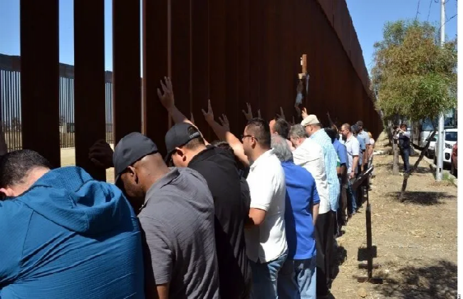 Sacerdotes de todo el mundo rezan por migrantes frente a muro en BC