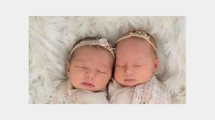 Bebés gemelas fallecen mientras dormían en la cama con su madre