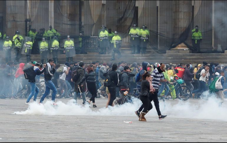 Policías dispersan a manifestantes en Bogotá; decretan toque de queda