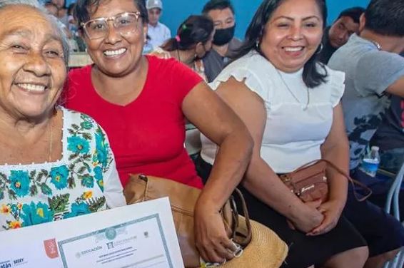 Kanasín: Ejemplo de superación; mujer de 77 años termina la secundaria