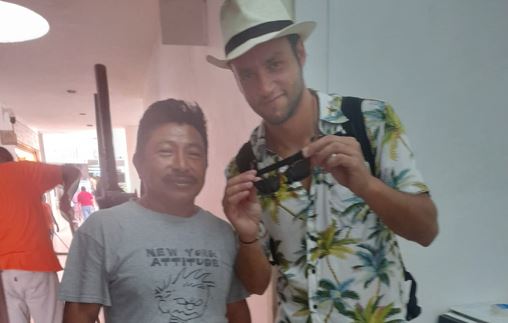 Intendente del parador de Chichén halla y devuelve unos lentes oscuros a turista de Italia