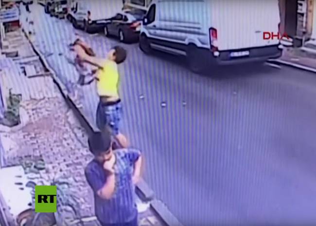 VIDEO: Adolescente atrapa a una niña de 2 años que cayó por una ventana