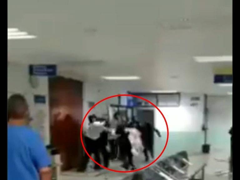 (VÍDEO) Familia agrede a personal médico exigiendo atención inmediata en Tlaxcala