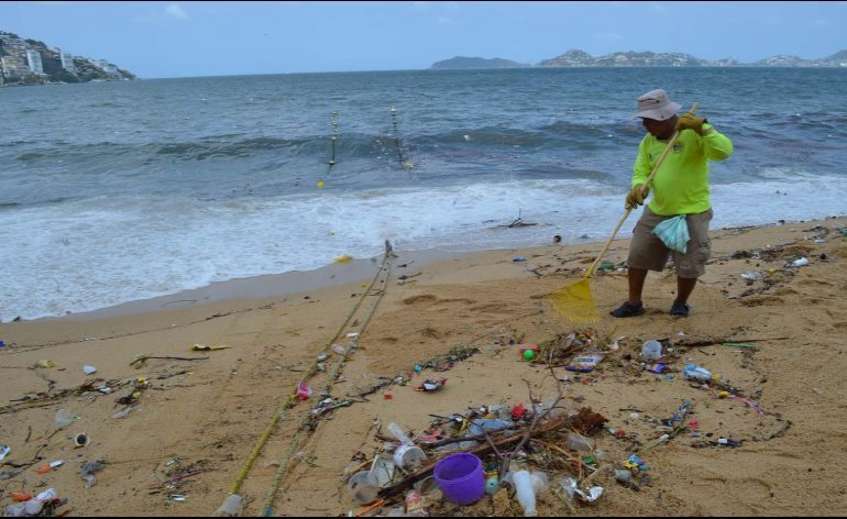 Turistas ensucian Acapulco: Recolectan de playas más de 90 ton. de basura