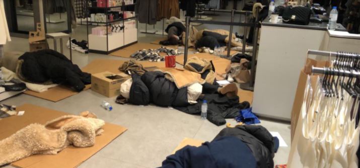 Trabajadores de ZARA duermen entre cartones en una tienda de Madrid