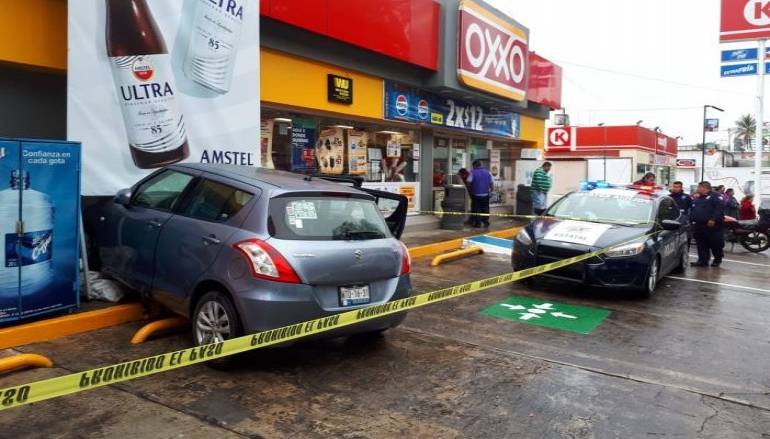 Mujer atropella a indigente... en estacionamiento de OXXO en Tabasco