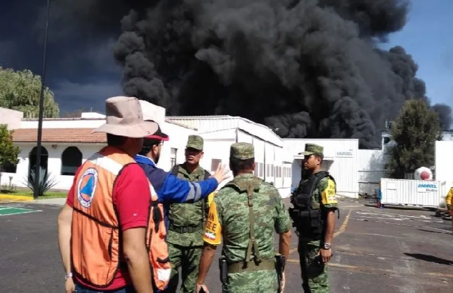 Después de 12 horas, combaten incendio en fábrica de Morelia; hay un lesionado