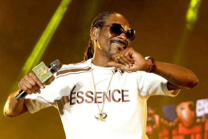 Con rosas y mariachi Snoop Dogg recuerda a Vicente Fernández