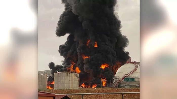 Por caída de rayo, se incendia refinería de Repsol en Puertollano, España