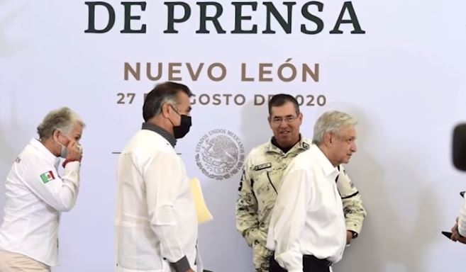 Pese a advertencia de sanción AMLO no usó cubrebocas en Nuevo León