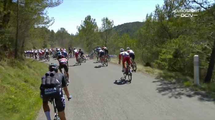 (VIDEO) ‘Tour de Francia’: Ahora ciclistas sufren brutal caída en un barranco
