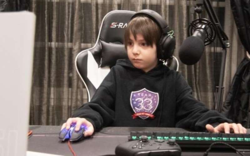 Niño de 8 años firmó contrato por más de medio millón de pesos por jugar Fortnite