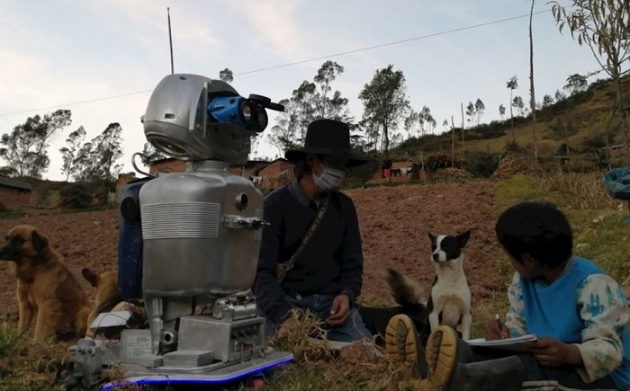 Maestro crea robot para dar clases en las zonas más pobres de Perú
