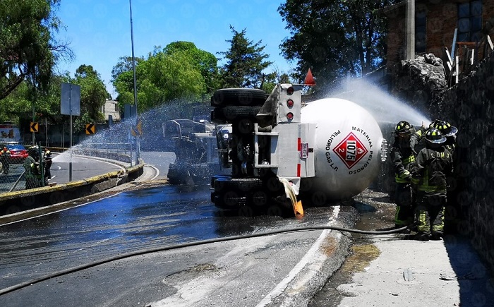 Pipa de gas vuelca en la México-Cuernavaca; iba con exceso de velocidad