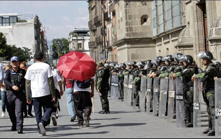 Rocían gas lacrimógeno a estudiantes que querían hablar con AMLO