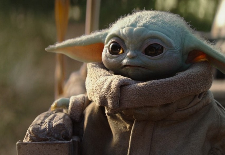 (Video) "Bebe Yoda" enloquece a sus fans apretando botones