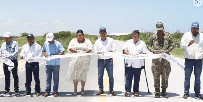 Vila entrega reconstrucción de  carretera Río Lagartos-Las Coloradas