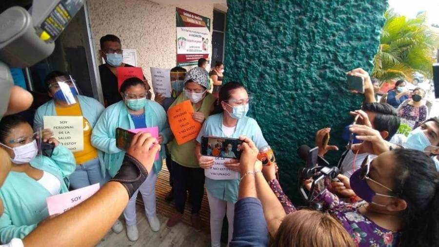 Campeche: Personal de Salud protesta por la vacunación de maestros ¿y la prioridad?