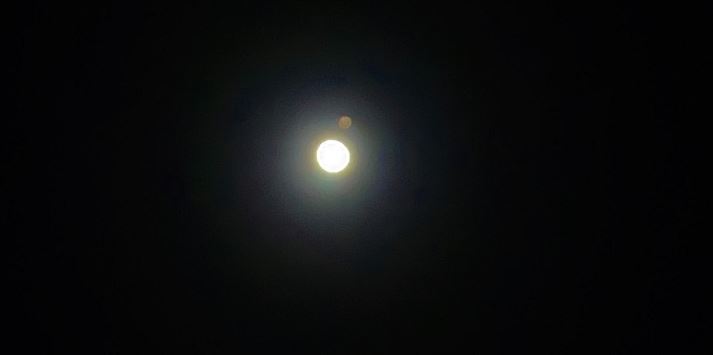 Así fue el beso entre la Luna y Marte anoche