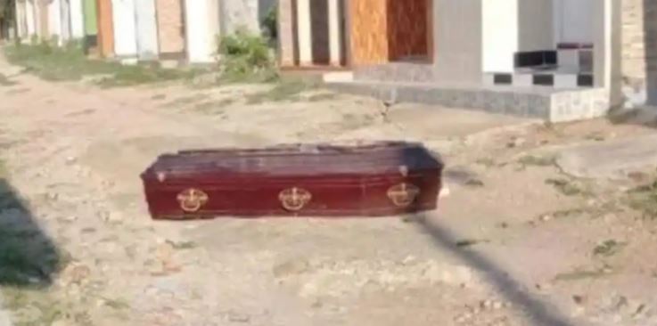 Albañil fue a trabajar al cementerio y halla el féretro de su hijo en la calle