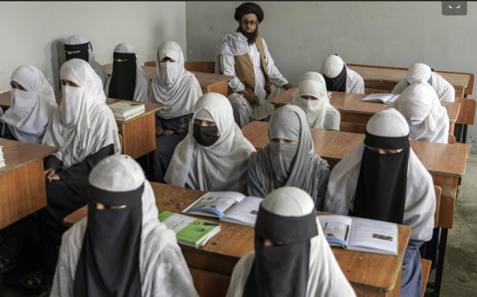 Niñas afganas terminan sexto grado entre lágrimas, ahí termina su educación