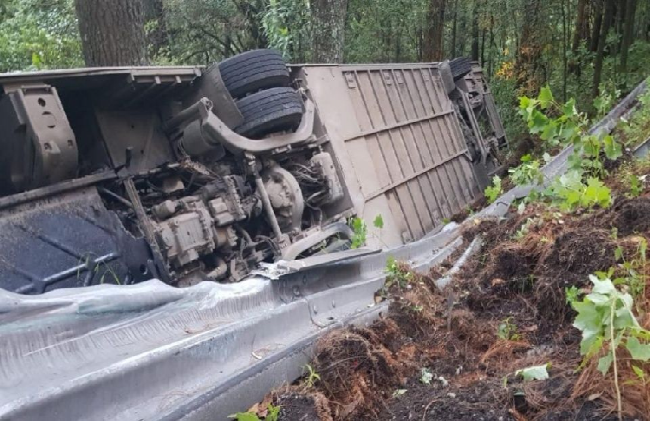 Cae camión a un barranco y deja varios heridos en Morelos