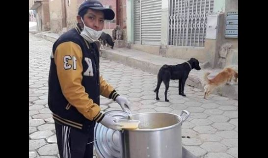 Hombre alimenta a perros callejeros durante cuarentena ¿Seguimos el ejemplo?