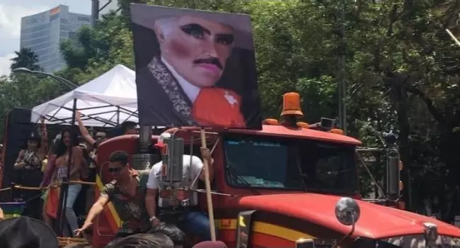 Trollean a Vicente Fernández durante Marcha LGBTI