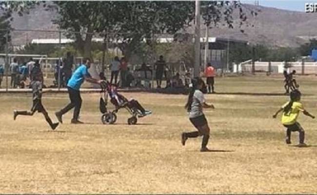 Papá del año: empuja a su hijo en silla de ruedas para que pueda jugar fútbol