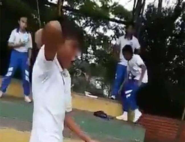 Captan a niño intentando acuchillar a su profesor en Colombia