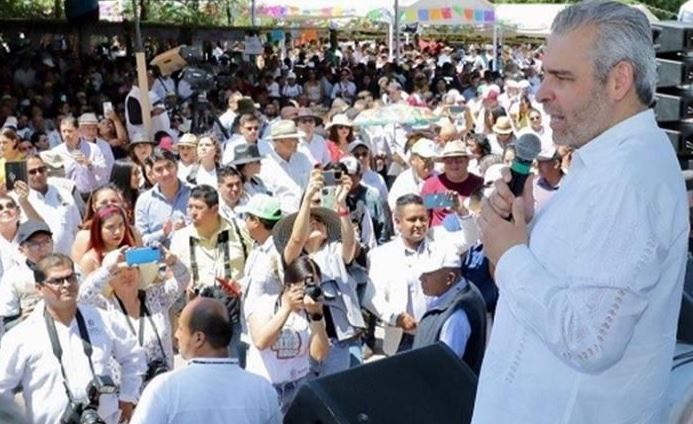 Gobernador morenista de Michoacán propone rifar diputación y ¡no es fake!