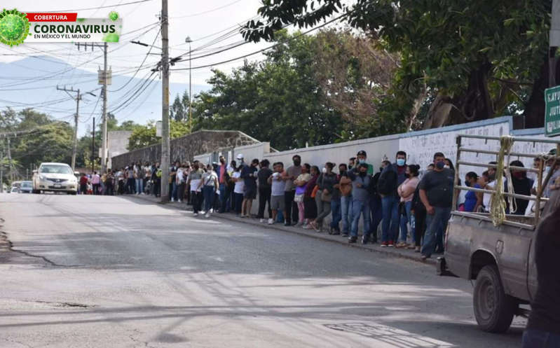 Mamás de "millennials" hacen largas filas en Morelos para que sus hijos se vacunen