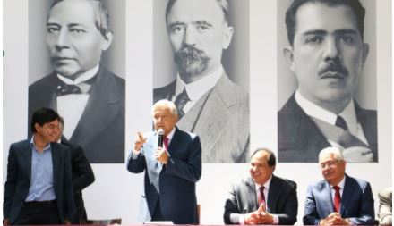 ONG exhibe a colaboradores de AMLO y éste le echa encima al SAT