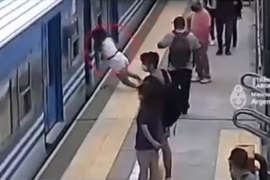 (VÍDEO) Mujer desmaya y cae a las vías de un tren; ¡Se salvó de milagro!