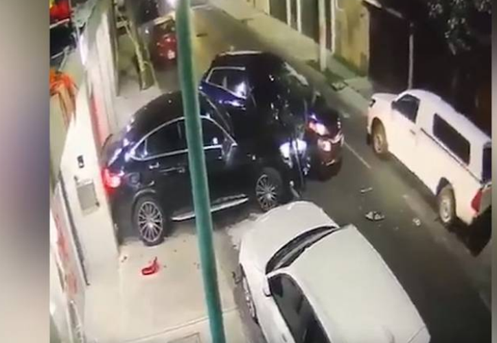 (VIDEO) Hombre atropella a delincuentes y logra evitar que lo asalten