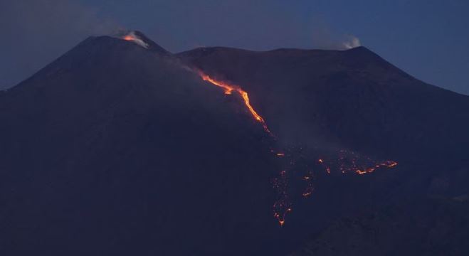 Etna, el volcán más activo de Europa, entra en erupción