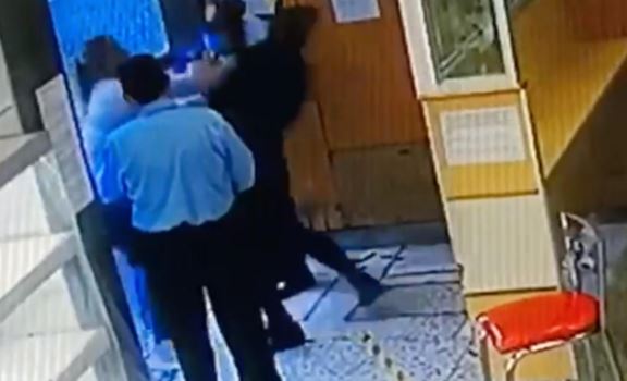#LadyAgresiva golpea a mujer que le reclamó por meterse a fila de panadería