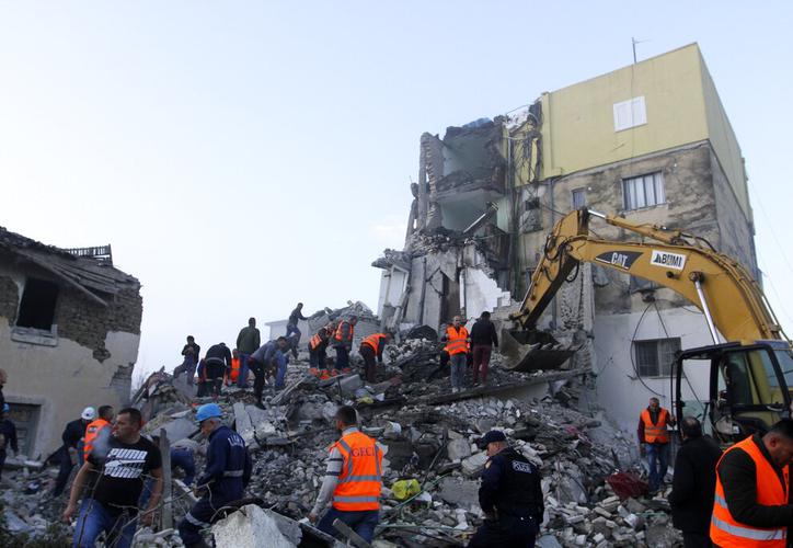 Mueren 16 personas tras sismo en Albania