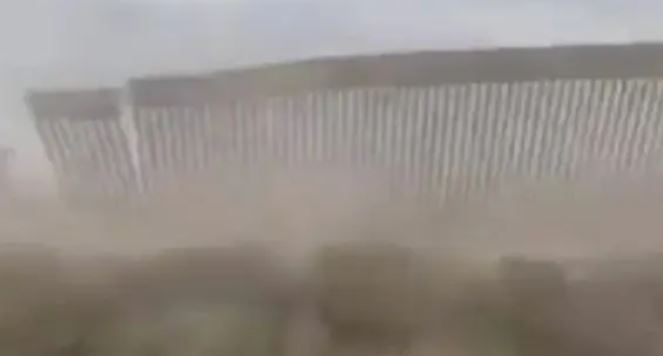 (Vídeo) 'Hanna' derriba tramo del muro de Trump en la frontera México-Texas