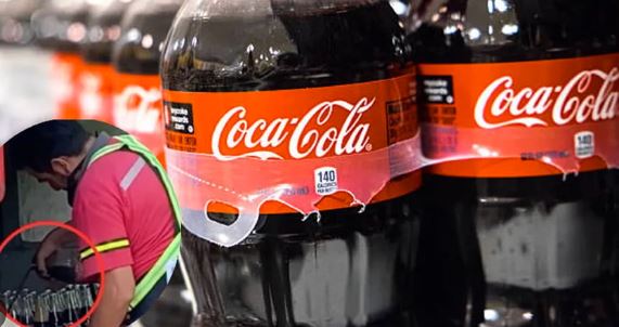 Coca-Cola despide a repartidor cachado rellenando botellas en la calle